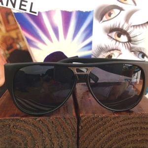AUTHENTIC QUAY Matte Black Sunnies